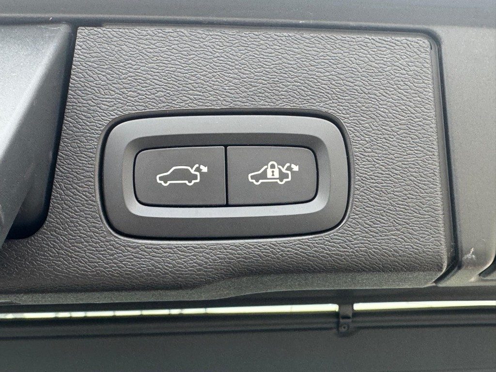 VOLVO XC60 B4 (d) AWD Geartronic Momentum Pro - Grid Foto 16