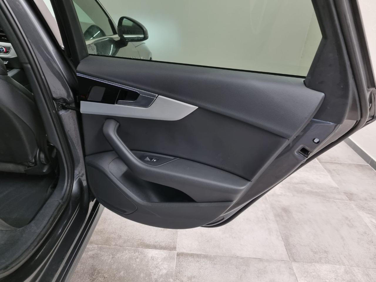 AUDI A4 Avant 40 TFSI quattro S tronic S line edition - 27