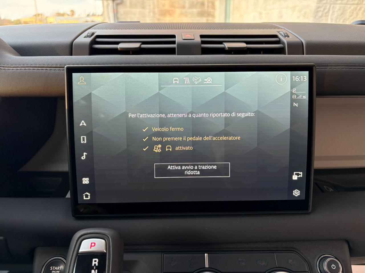 LAND ROVER Defender 90 3.0D I6 200 CV AWD Auto TOTAL BLACK. - 32