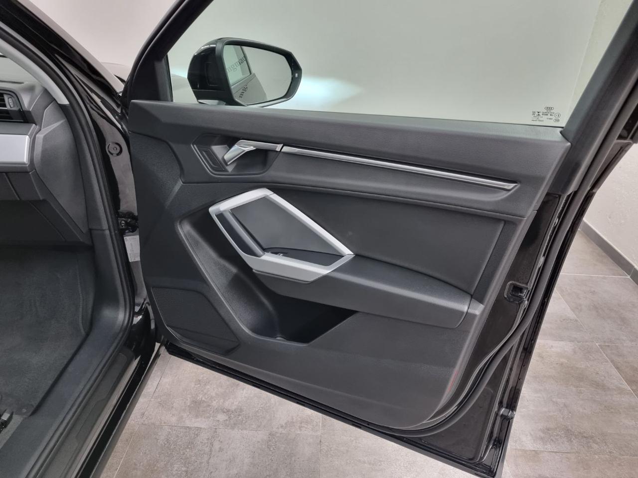 AUDI Q3 35 TFSI S tronic Business - 24