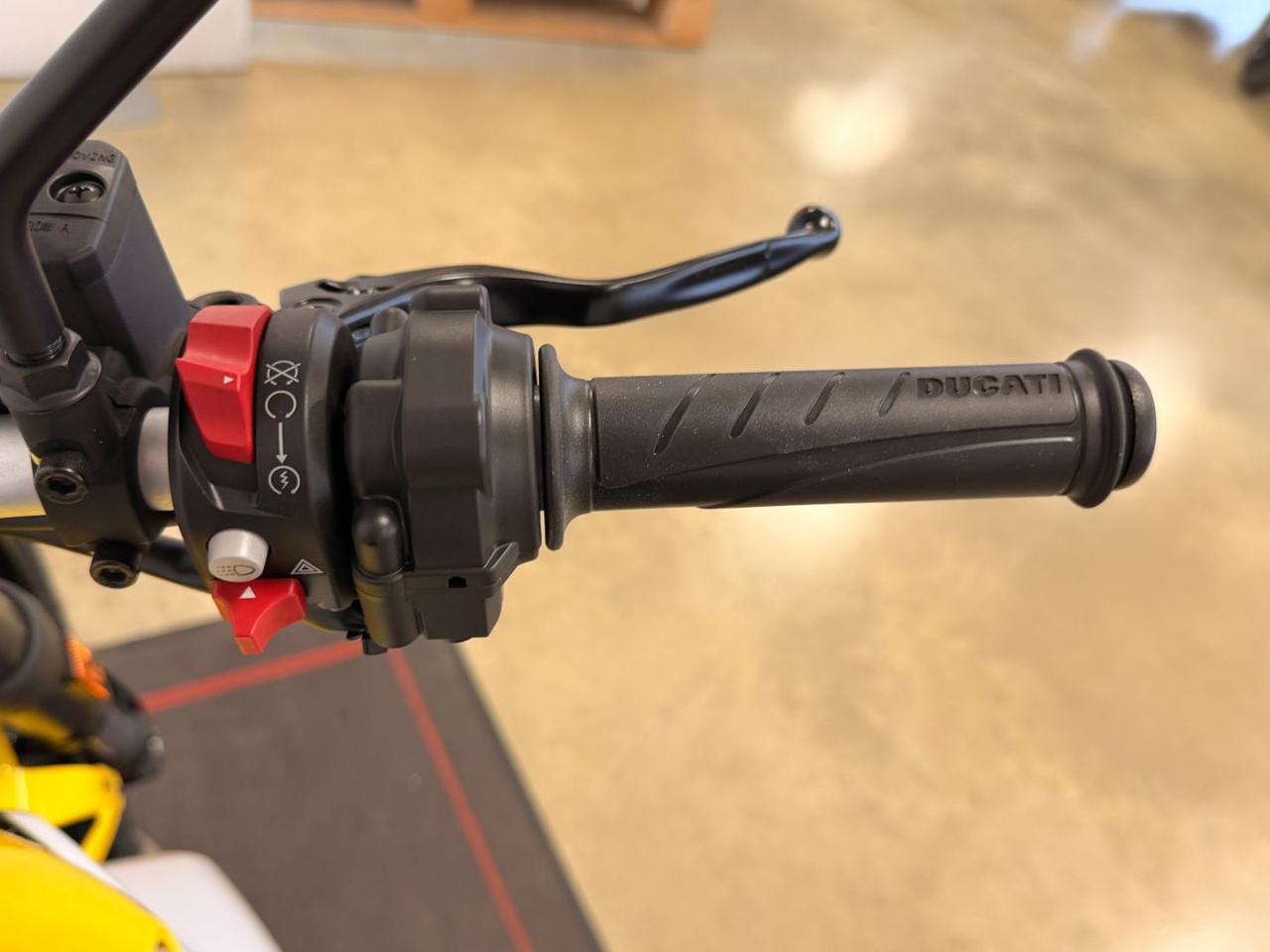 DUCATI Scrambler 800 ICON YELLOW - 12