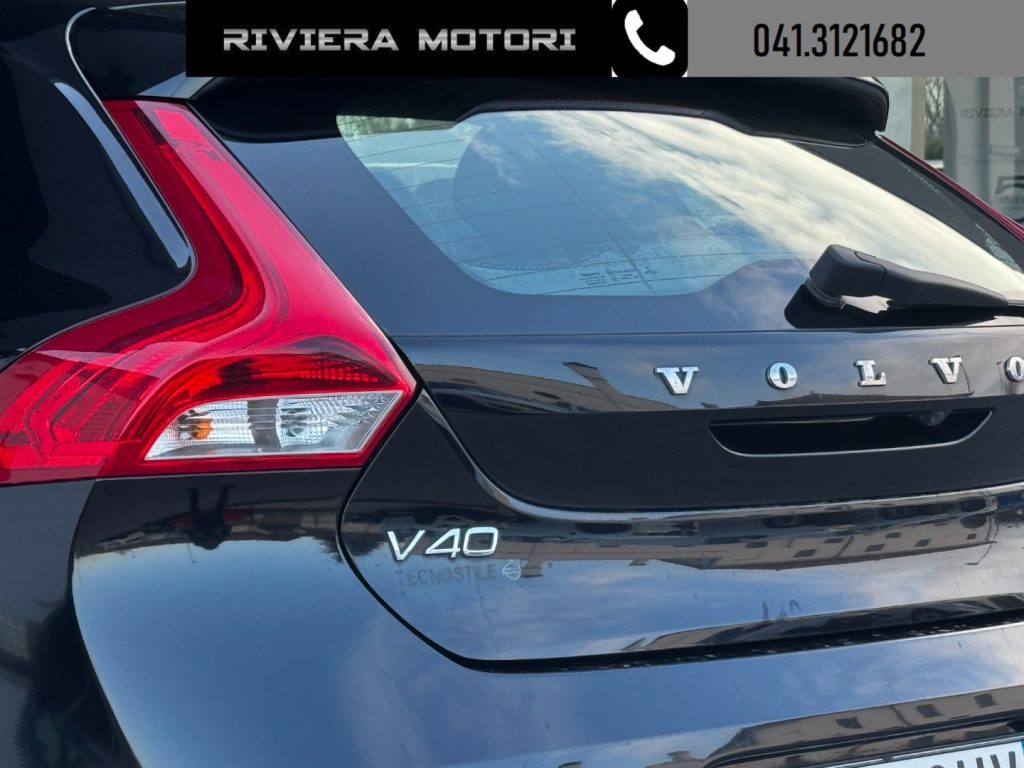 VOLVO V40 D2 R-design Momentum - 14