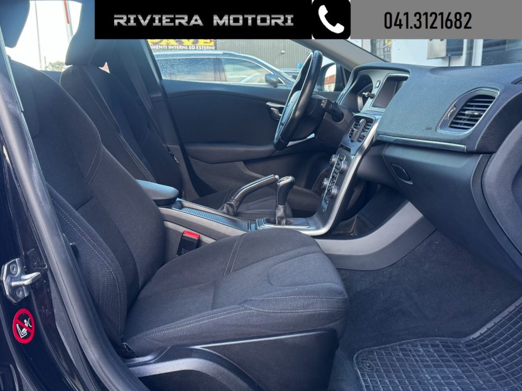 VOLVO V40 D2 R-design Momentum - 9