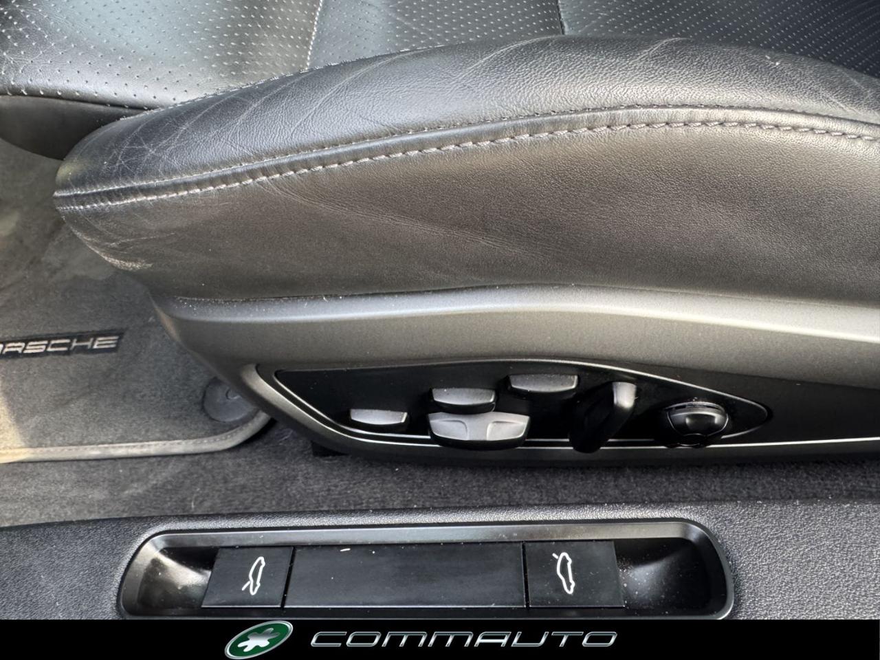 PORSCHE 911 Carrera - 17