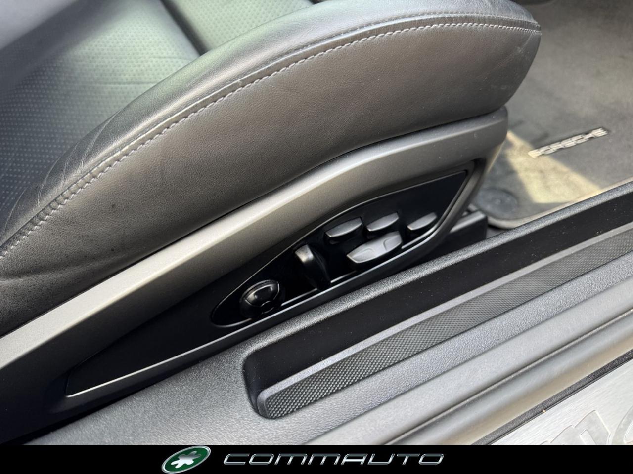 PORSCHE 911 Carrera - 43