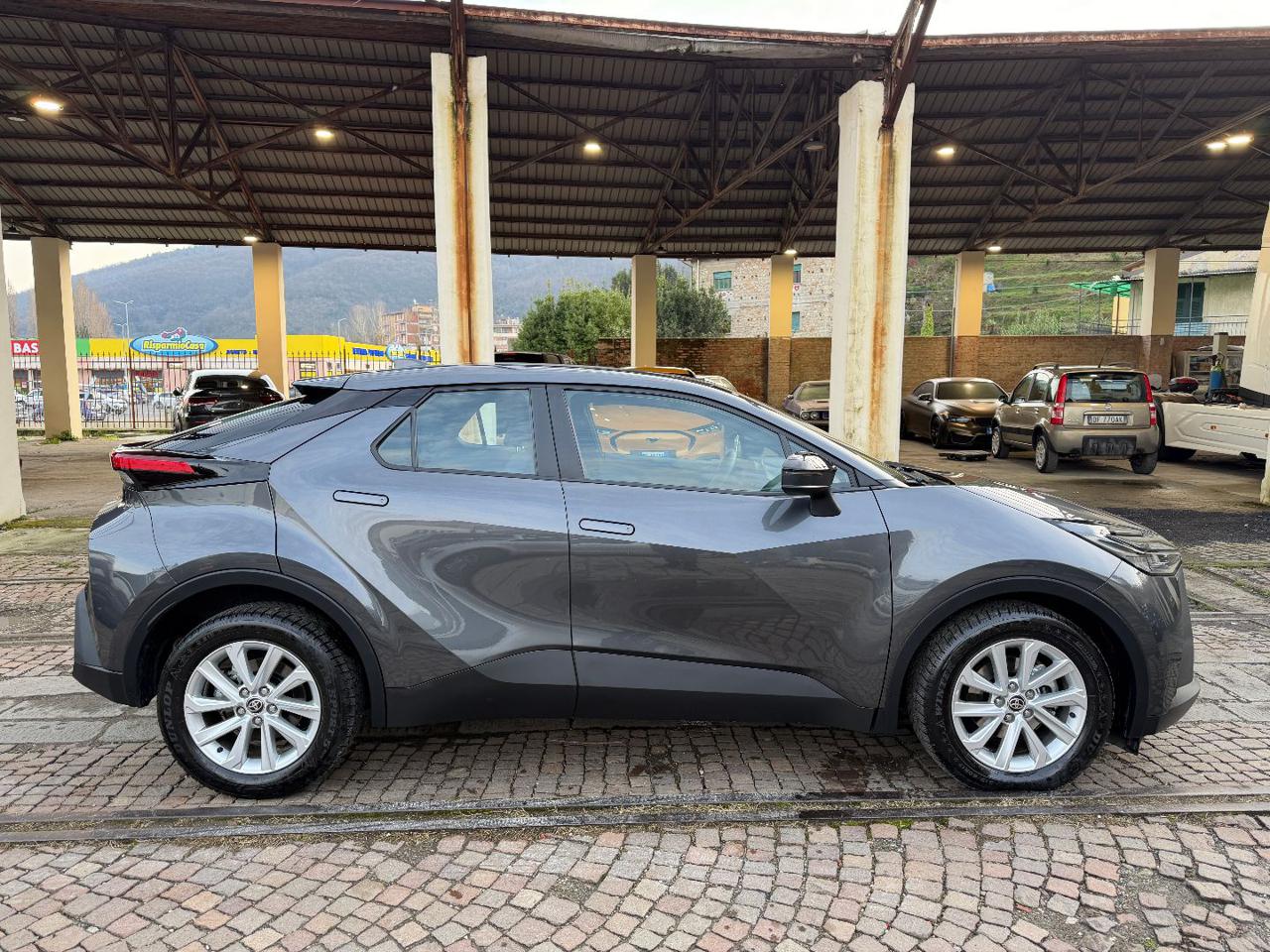 TOYOTA C-HR 1.8 Hybrid E-CVT Active - 8