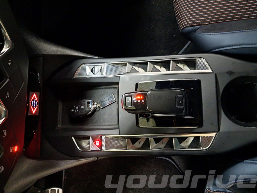 DS AUTOMOBILES DS 3 Crossback / BlueHDi 130 aut. Ines De La Fressange KM 98.200 - 15