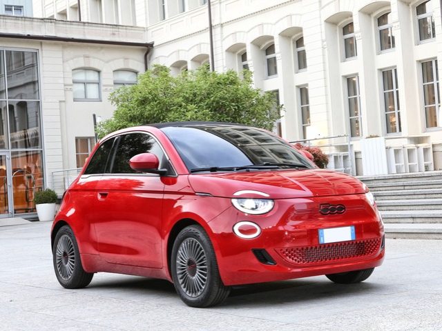 FIAT 500e Nero pastello