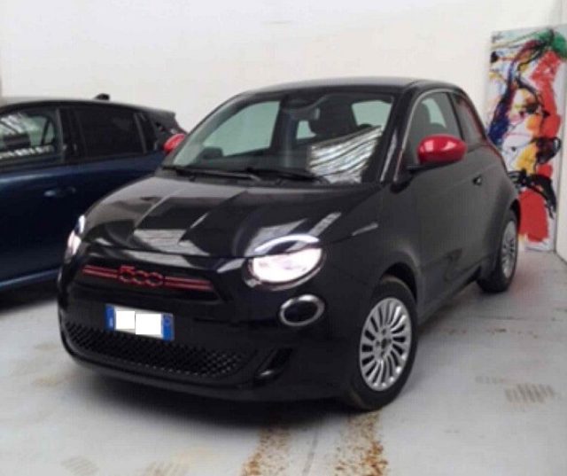 FIAT 500e Nero pastello