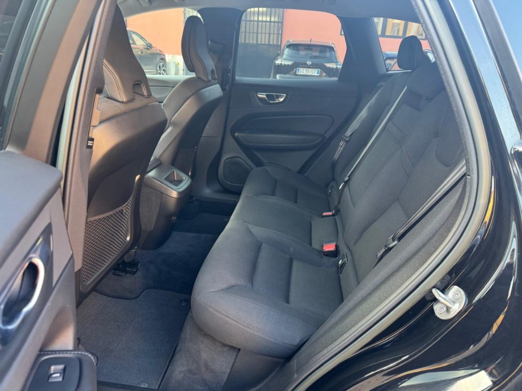 VOLVO XC60 B4(d) 197CV AUT. Mom.Core (AUTOCARRO N1) - 16