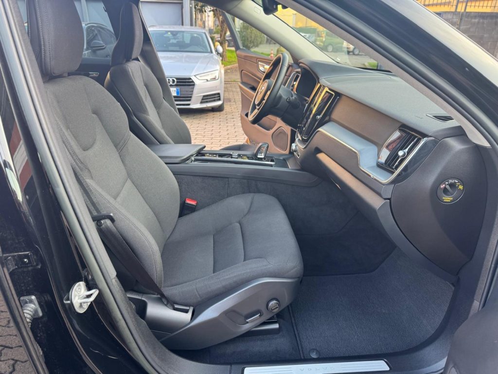 VOLVO XC60 B4(d) 197CV AUT. Mom.Core (AUTOCARRO N1) - 18