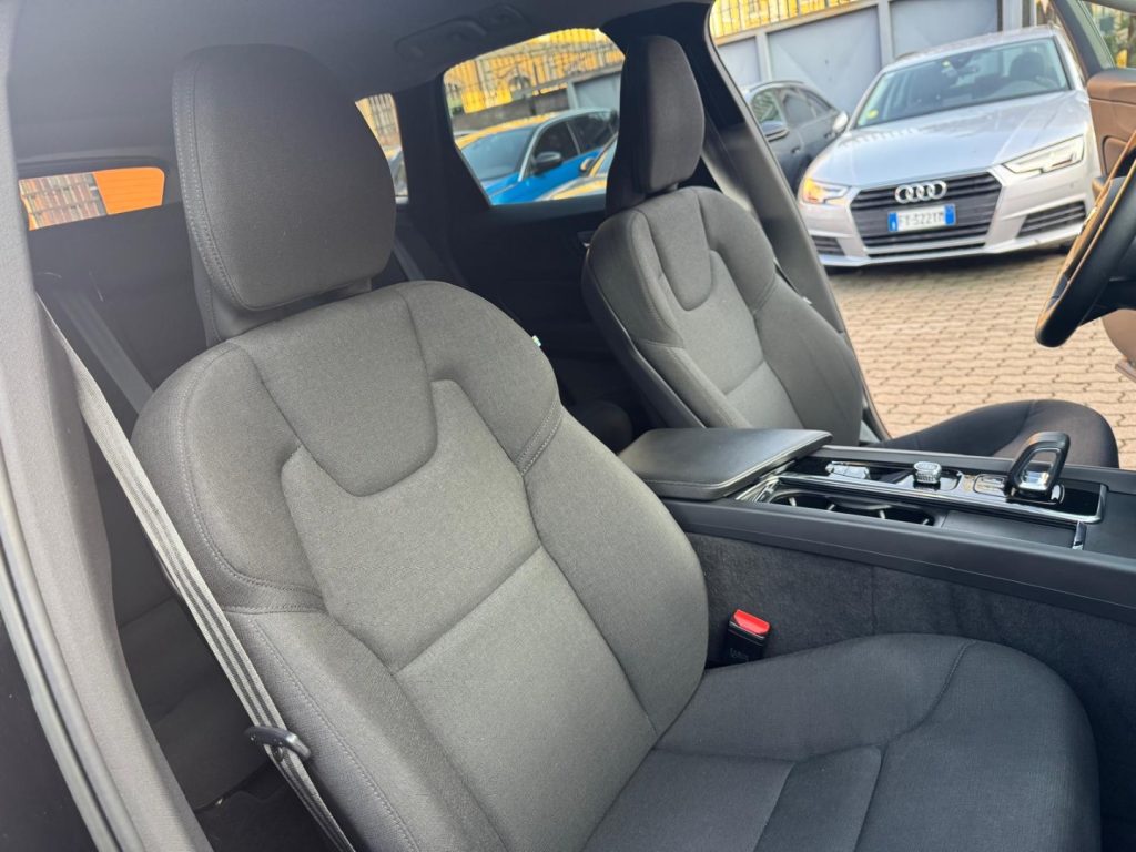 VOLVO XC60 B4(d) 197CV AUT. Mom.Core (AUTOCARRO N1) - 19