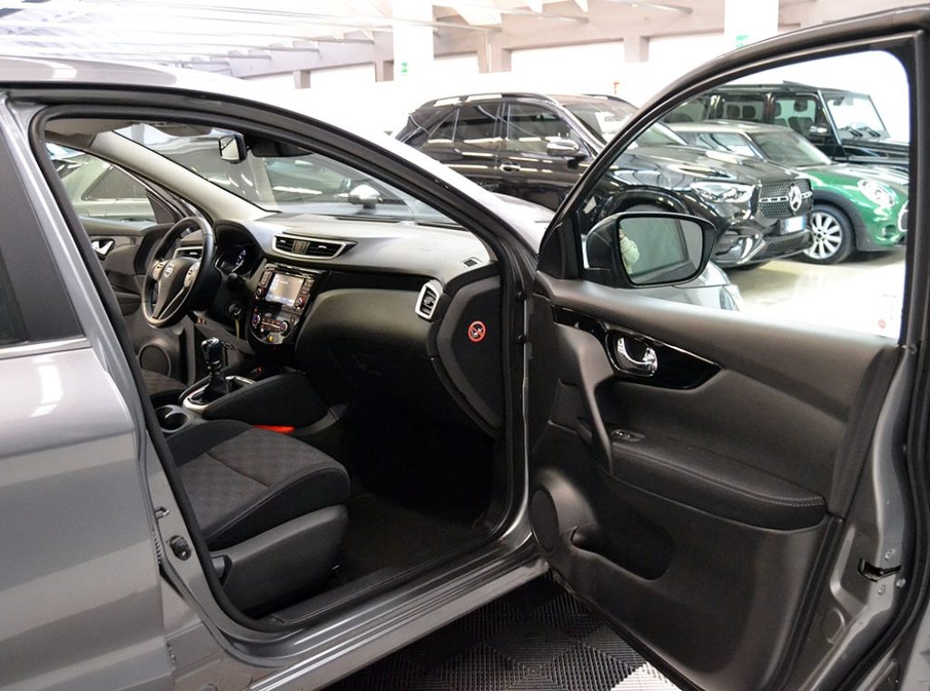 NISSAN Qashqai 1.2 DIG-T Tekna Navigatore Ok Neopatentati - 4