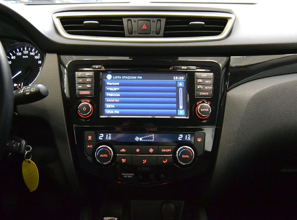 NISSAN Qashqai 1.2 DIG-T Tekna Navigatore Ok Neopatentati - 7