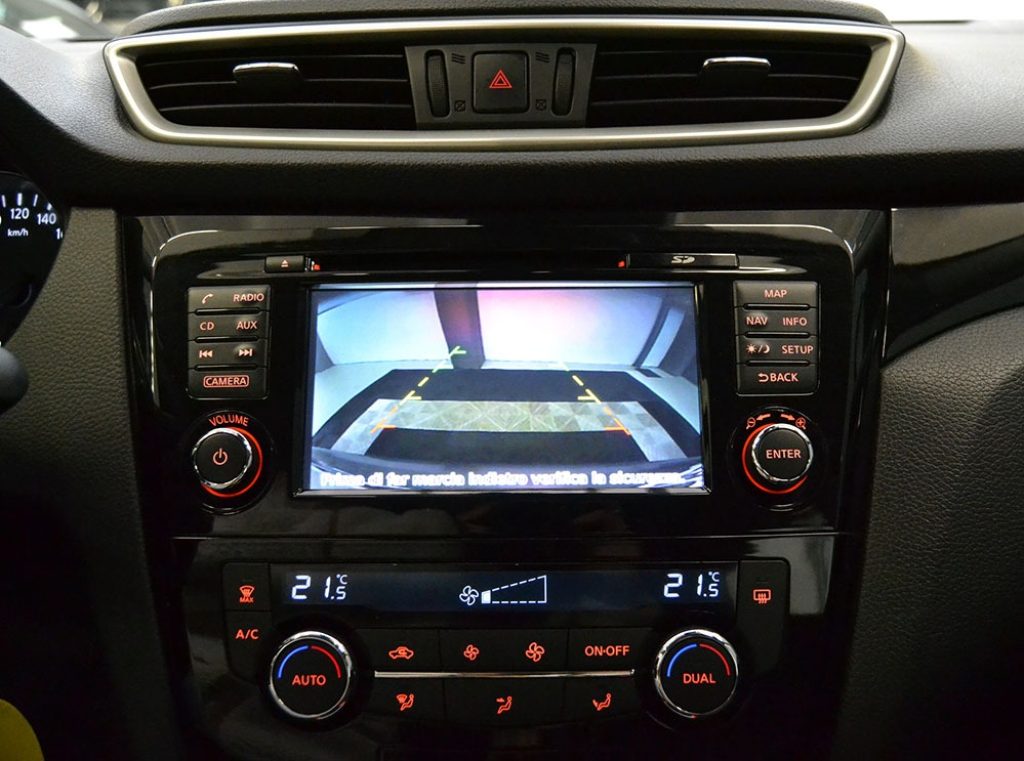 NISSAN Qashqai 1.2 DIG-T Tekna Navigatore Ok Neopatentati - 8