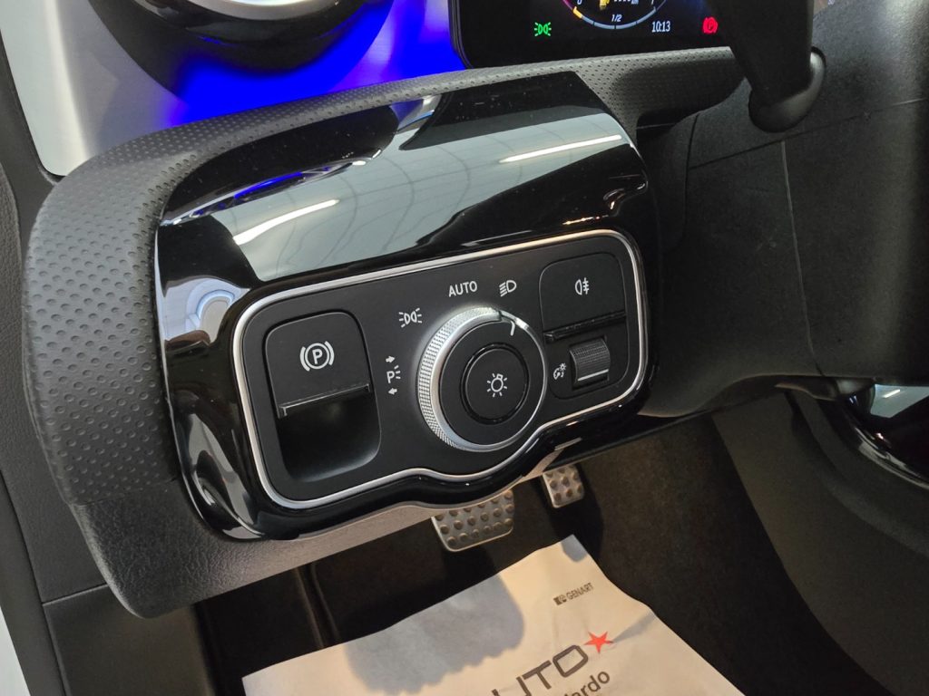 MERCEDES-BENZ A 200 d AMG Line Advanced Plus - 19