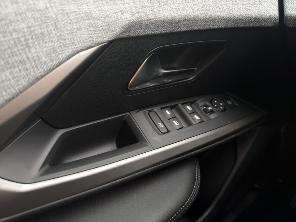 PEUGEOT 3008 Hybrid 145 e-DCS6 Allure - 12