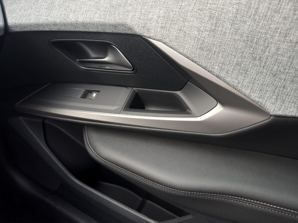 PEUGEOT 3008 Hybrid 145 e-DCS6 Allure - 17