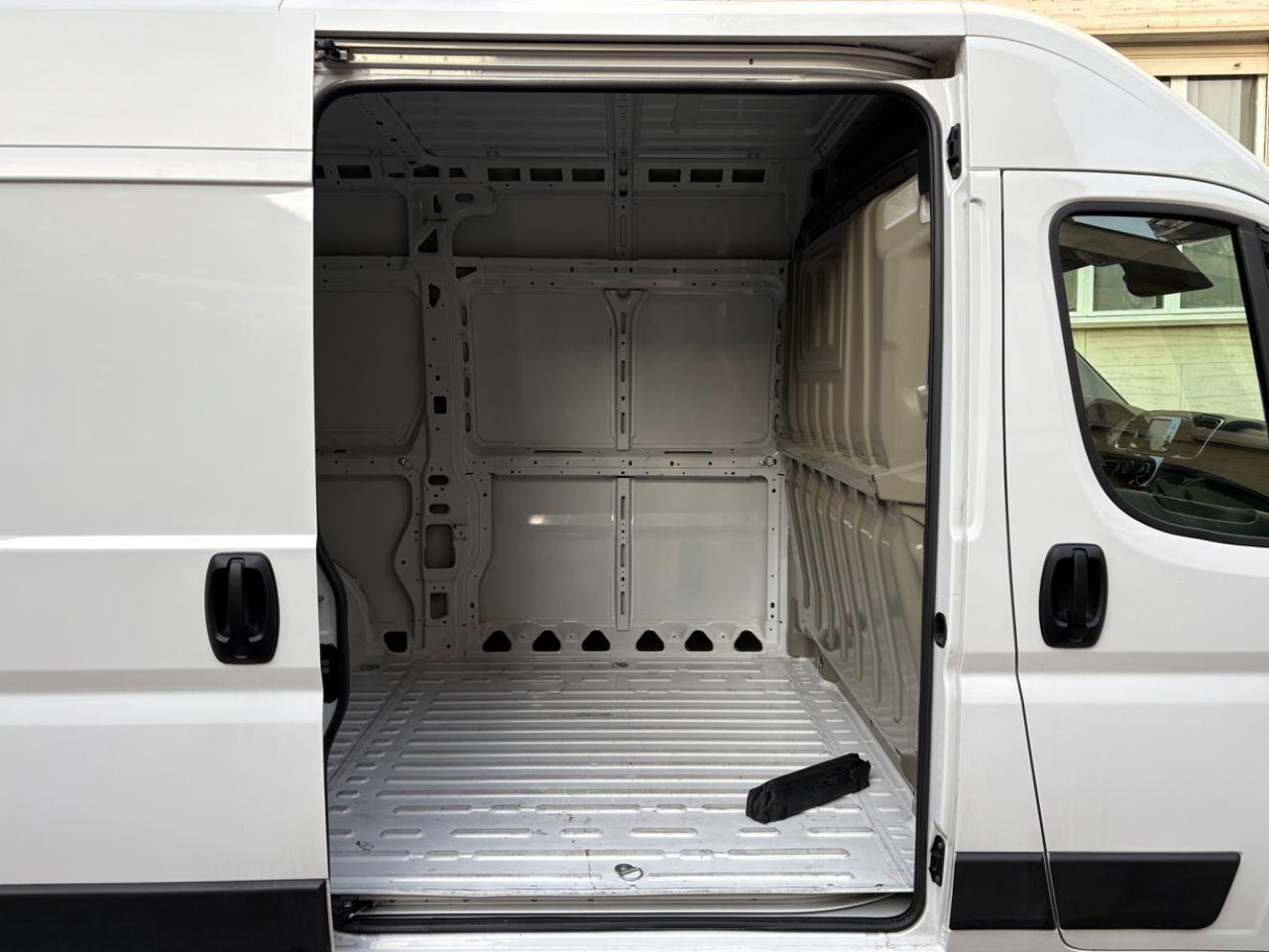 PEUGEOT Boxer 33 2.2 BlueHDi 140 S&S PM-TM SOLO 3300 KM ! - 19