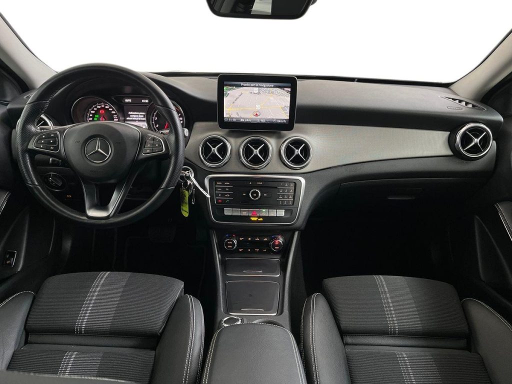 MERCEDES-BENZ GLA 180 Sport - 9