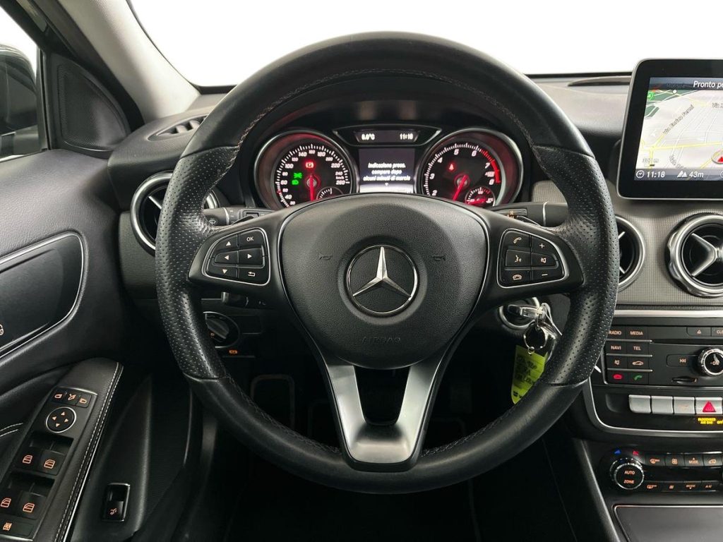 MERCEDES-BENZ GLA 180 Sport - 11