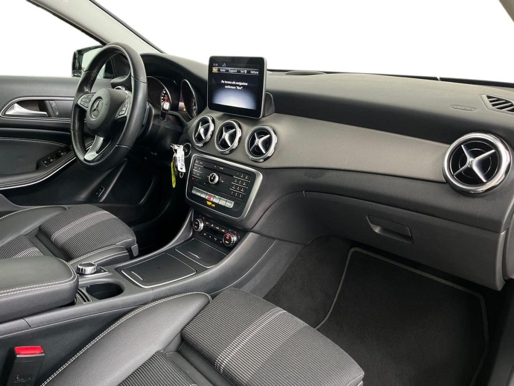 MERCEDES-BENZ GLA 180 Sport - 16