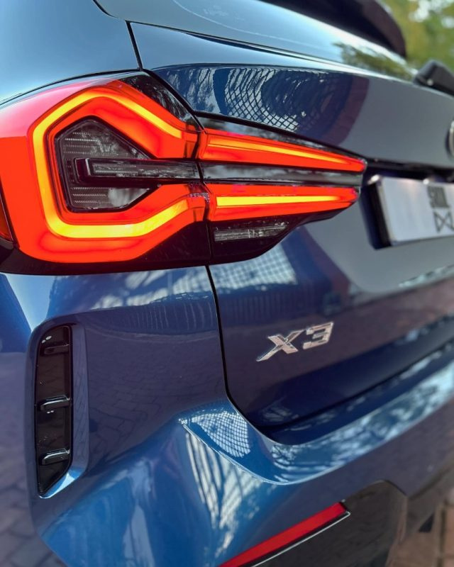 BMW iX3 Blu metallizzato