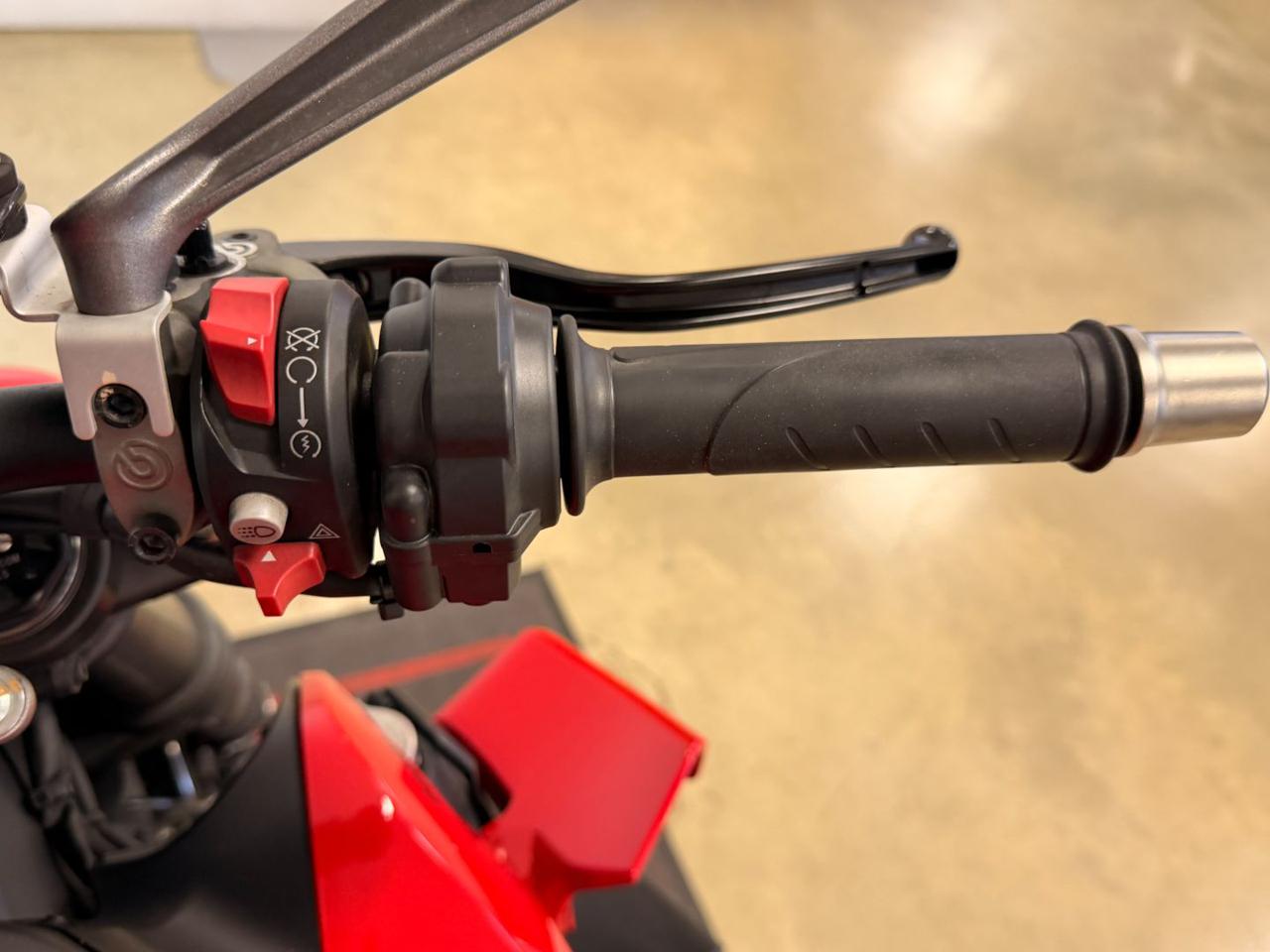 DUCATI Streetfighter V2 RED - 15