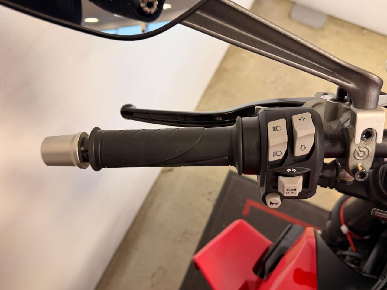 DUCATI Streetfighter V2 RED - 16