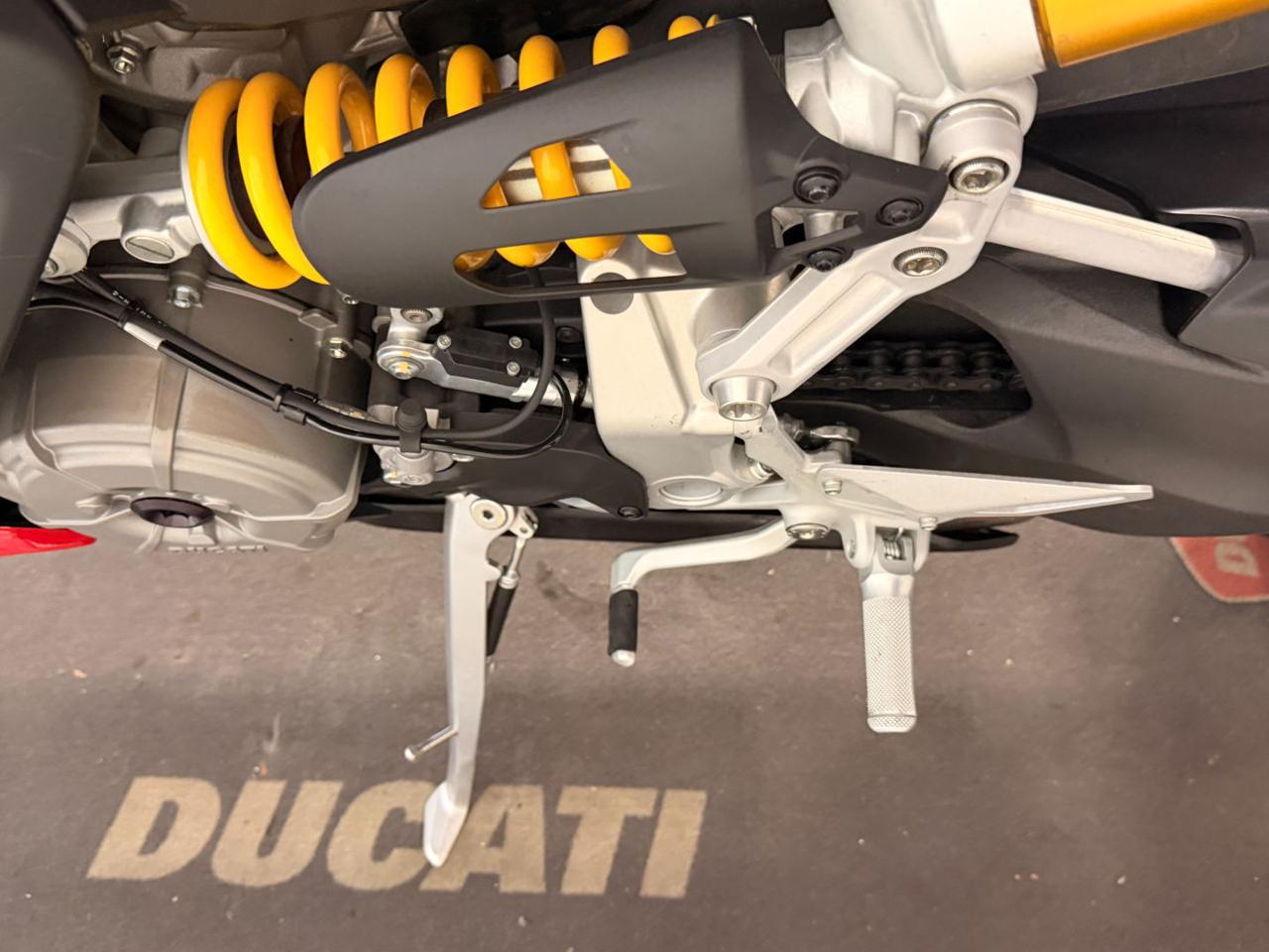 DUCATI Streetfighter V2 RED - 12