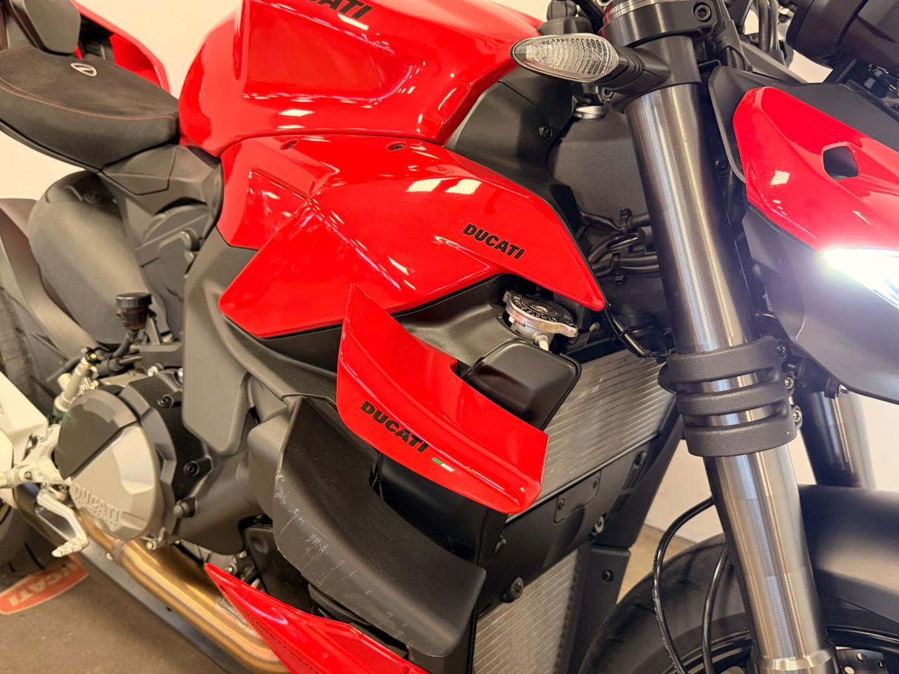 DUCATI Streetfighter V2 RED - 5