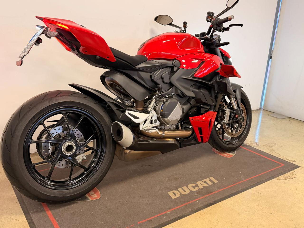 DUCATI Streetfighter V2 RED - 10