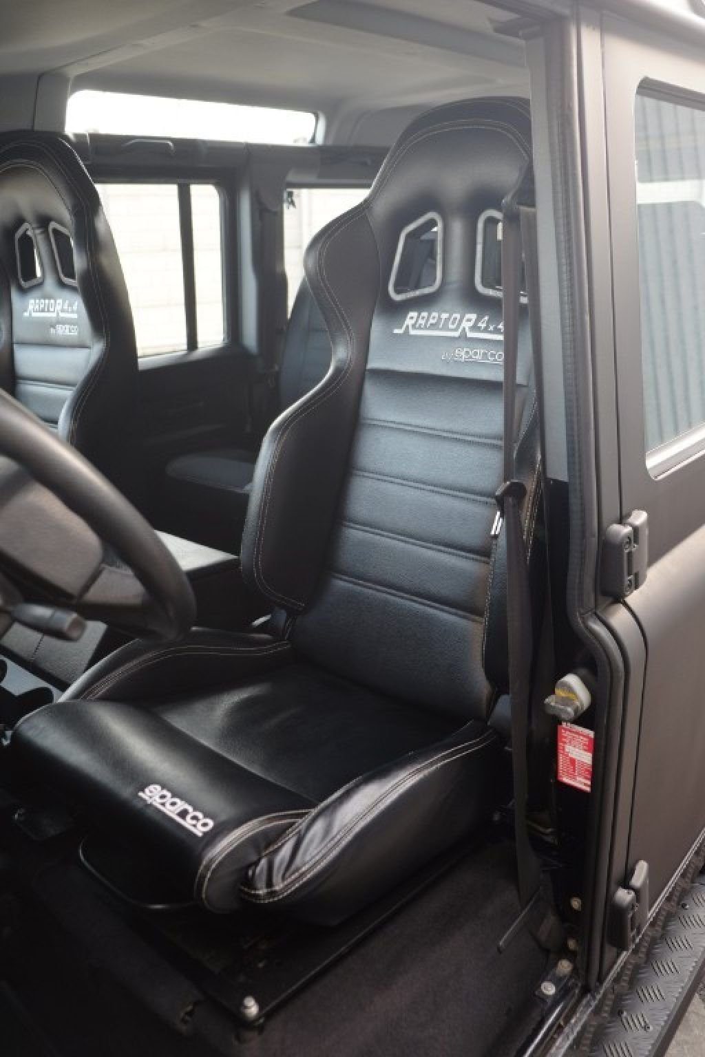 LAND ROVER Defender 110 2.4 TD4 Station Wagon SE NERO OPACO - 11