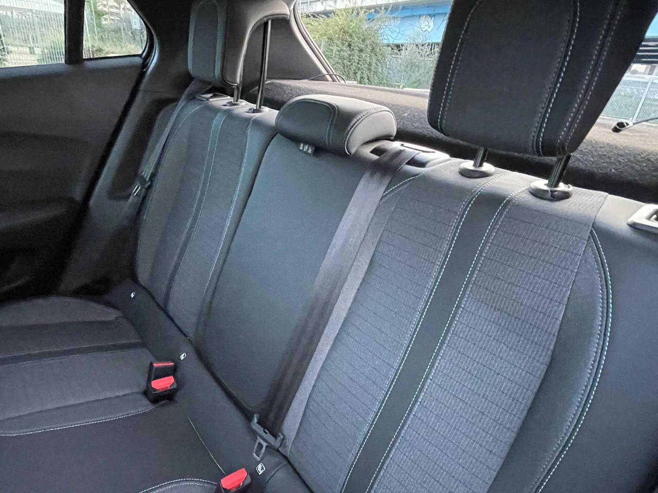 PEUGEOT 2008 BlueHDi 110 S&S Allure - 14