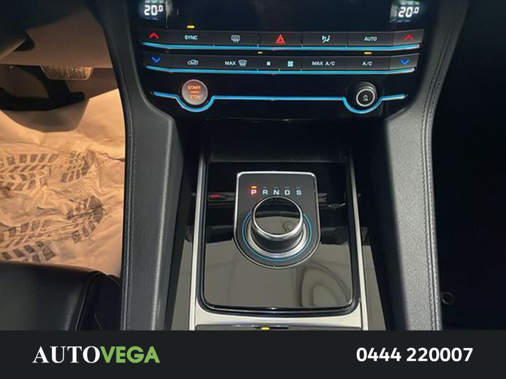 JAGUAR F-Pace 2.0d i4 chequered flag awd 180cv auto my20 - 11