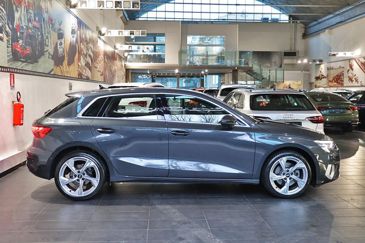 AUDI A3 30 TFSI Sportback Business Advanced - 2