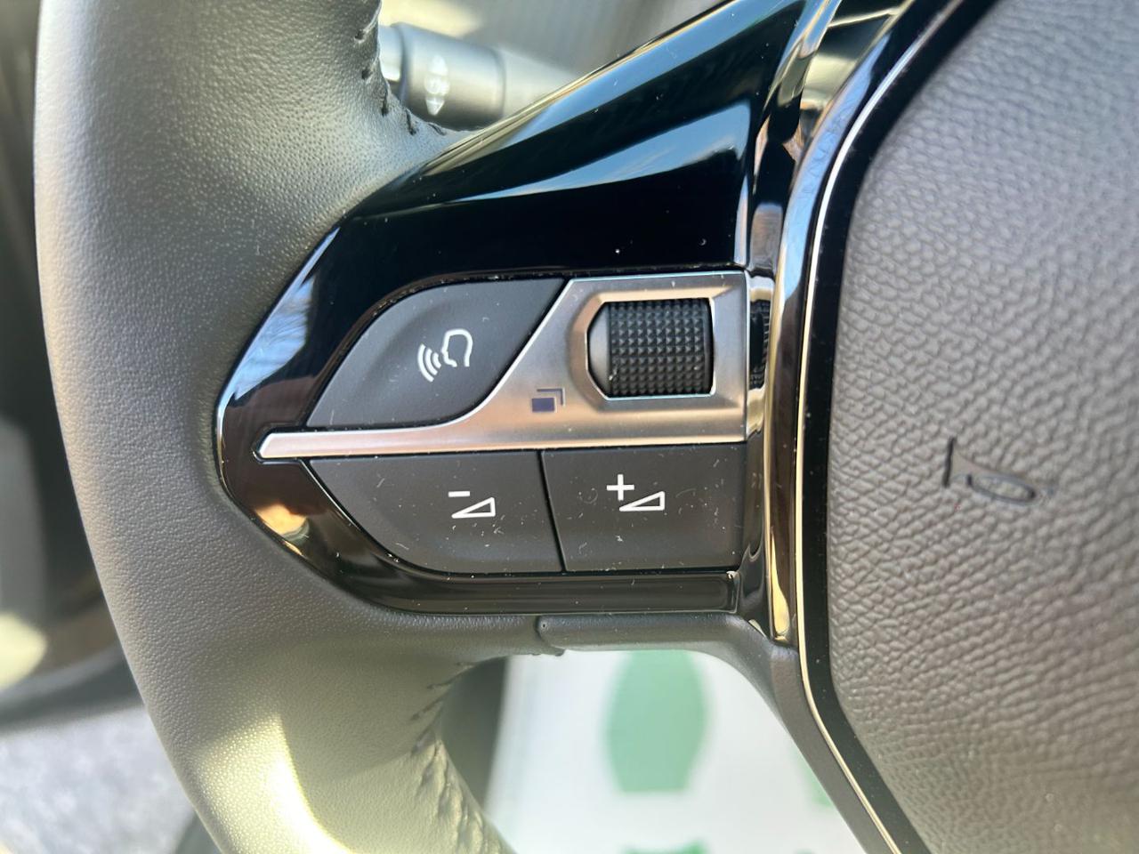 PEUGEOT 2008 PureTech 100 S&S Allure - 11