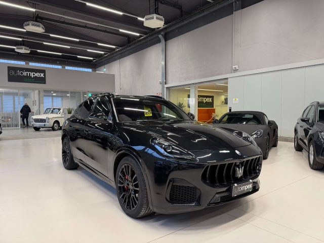 MASERATI Grecale Schwarz pastell