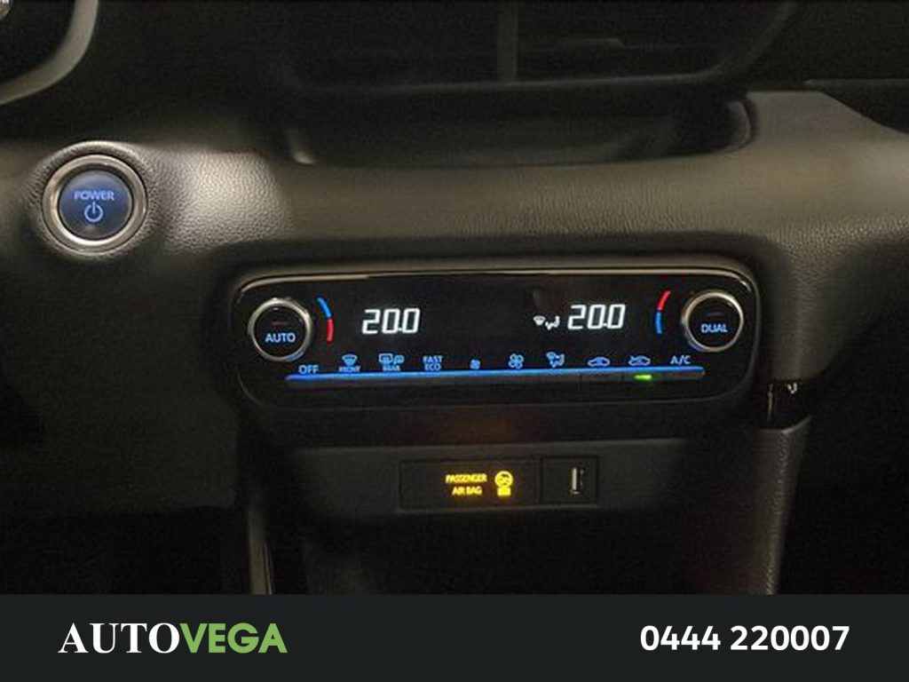 TOYOTA Yaris 1.5h lounge - 11