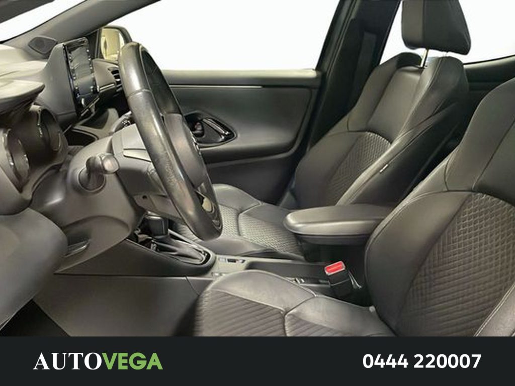 TOYOTA Yaris 1.5h lounge - 14