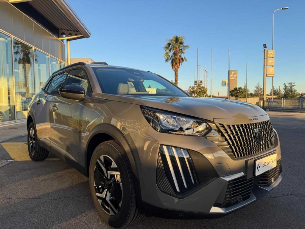 PEUGEOT 2008 Hybrid 145 e-DCS6 Allure - 4