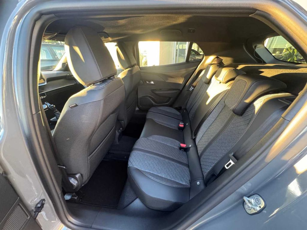 PEUGEOT 2008 Hybrid 145 e-DCS6 Allure - 11