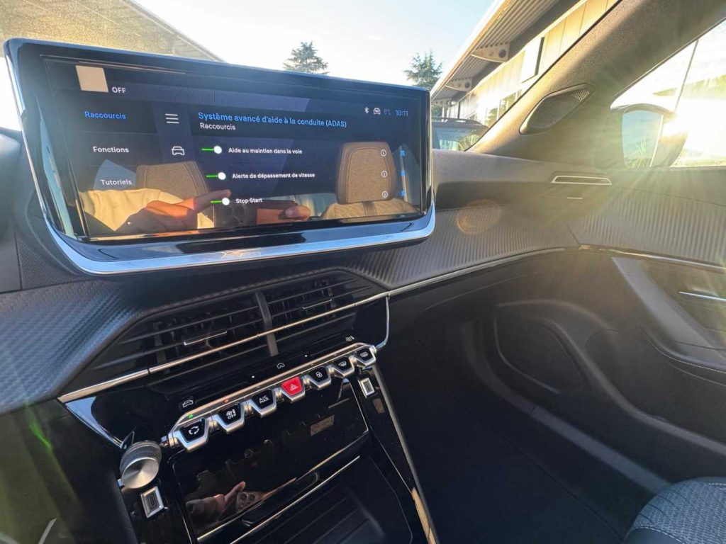 PEUGEOT 2008 Hybrid 145 e-DCS6 Allure - 13