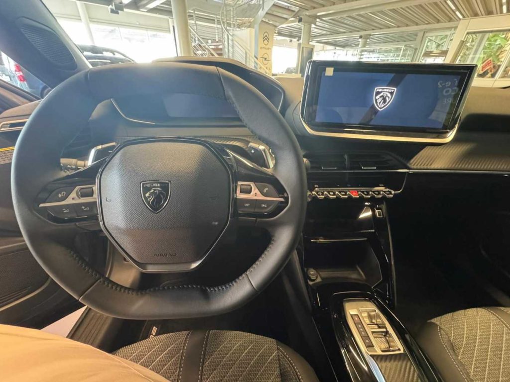 PEUGEOT 2008 Hybrid 145 e-DCS6 Allure - 14