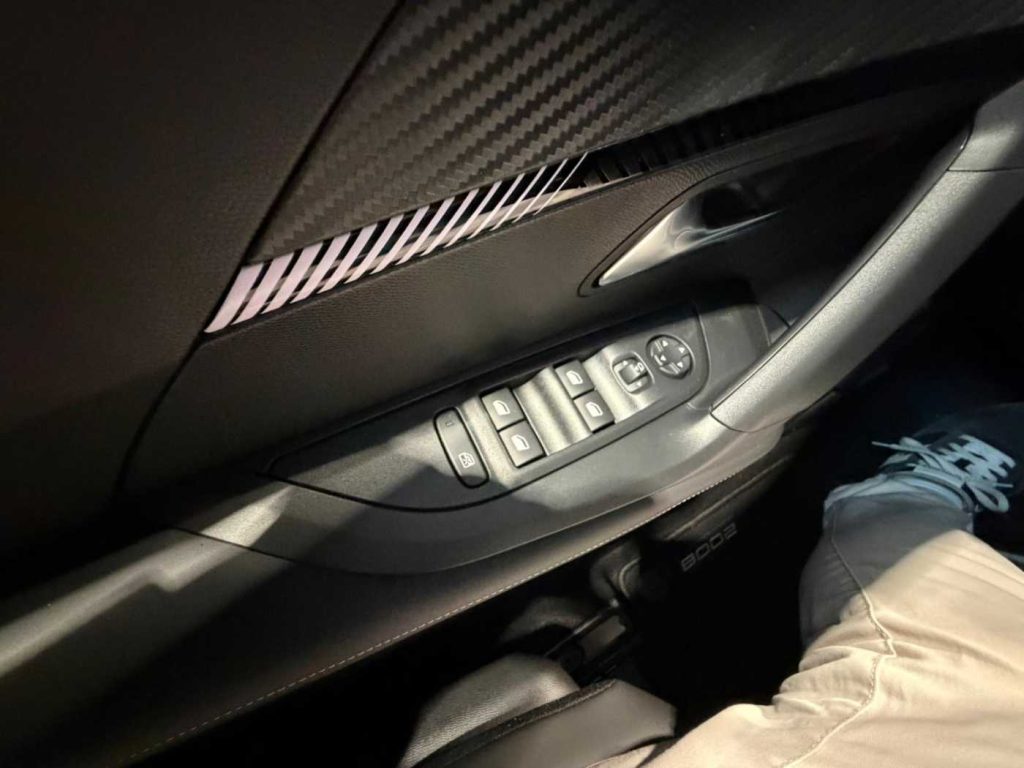 PEUGEOT 2008 Hybrid 145 e-DCS6 Allure - 15