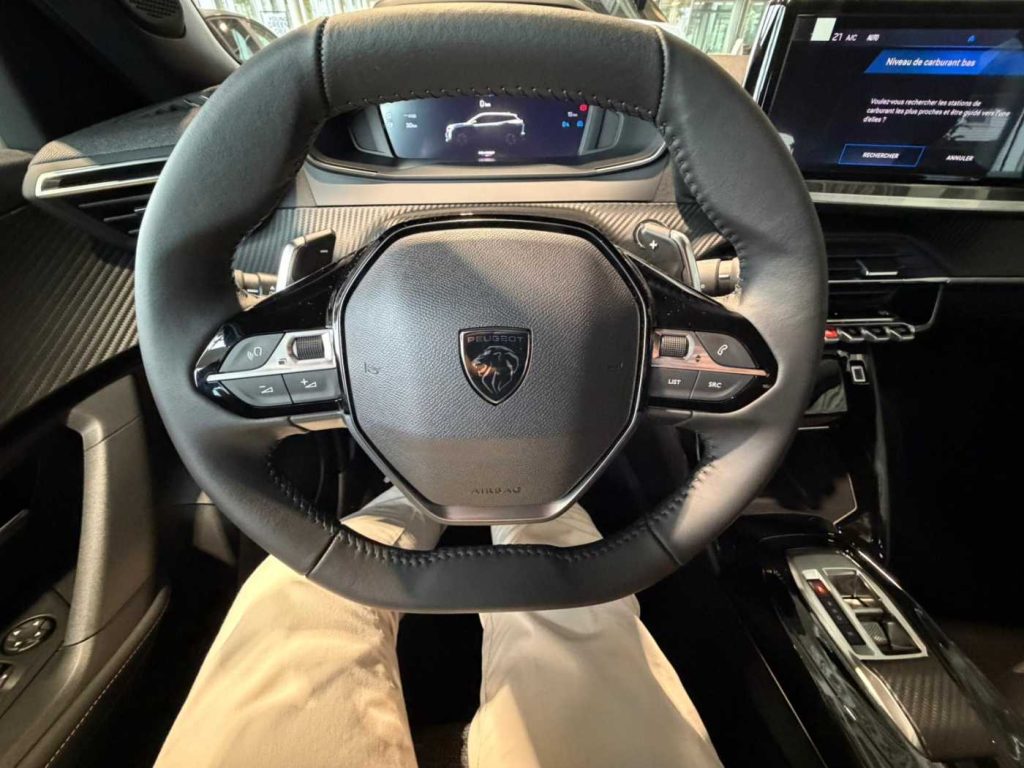 PEUGEOT 2008 Hybrid 145 e-DCS6 Allure - 17