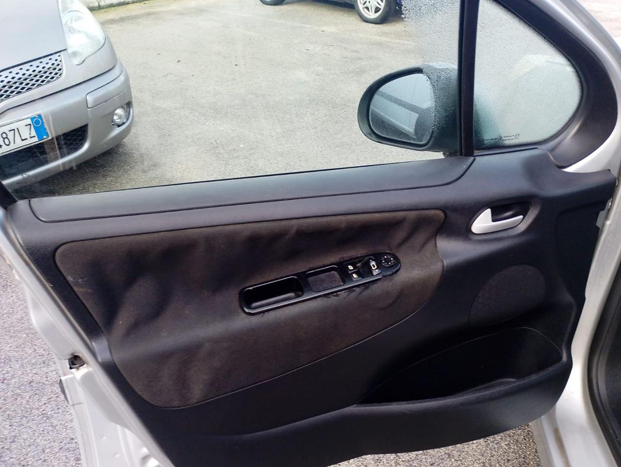 PEUGEOT 207 1.4 HDi 70CV 5p. XT - 7