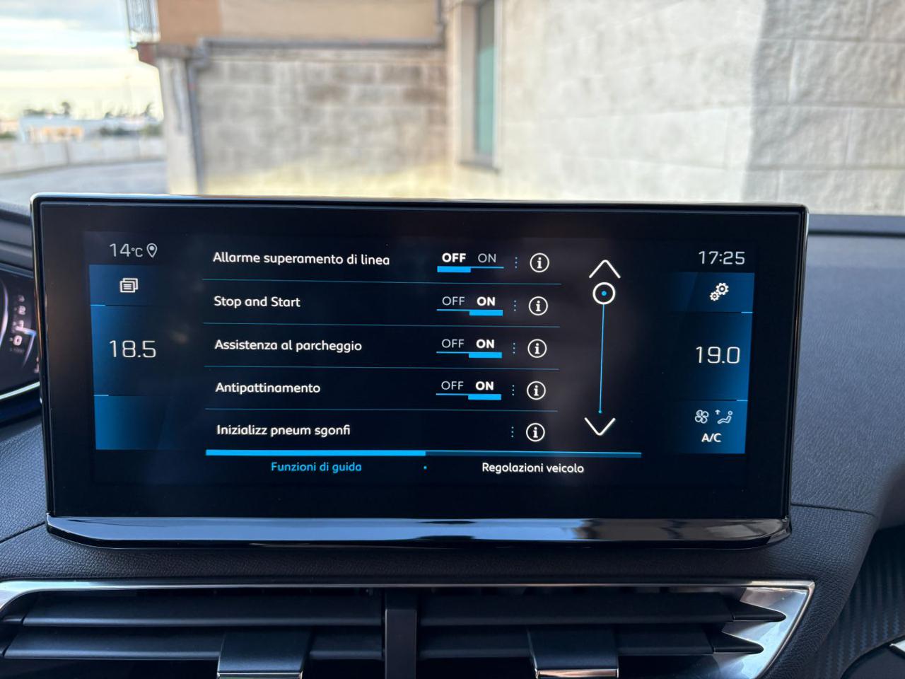 PEUGEOT 3008 1.5 BlueHDi 130 S&S Active Business - 27