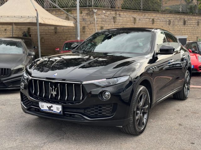 MASERATI Levante Nero pastello