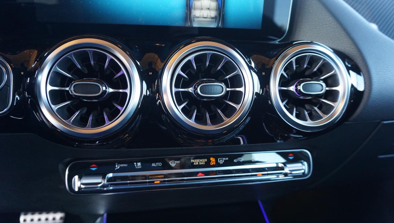 MERCEDES-BENZ B 180 d Automatic Premium - 23